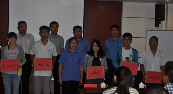 貧困家庭大學(xué)新生救助大會(huì)在裕昌集團(tuán)召開(kāi)